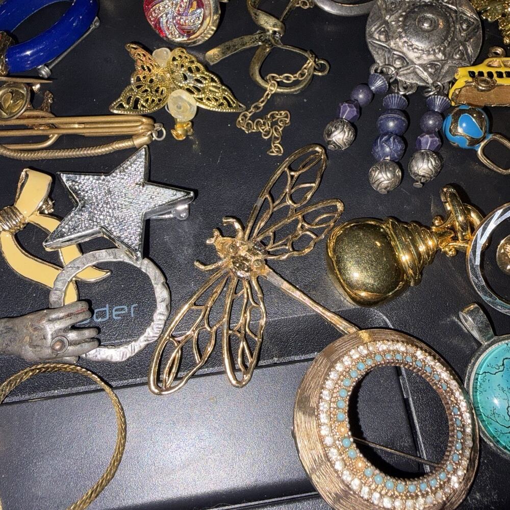 Vintage Costume Jewelry Lot 50+ Brooches Pins Pendants Charms Mixed Estate - Picture 8 of 8